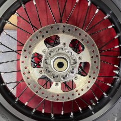 Disque de frein arrière Brembo oro fixe monté sur beta RR / Racing